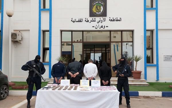 توقيف 4 أشخاص يتاجرون بالمخدرات في وهران