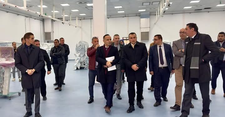 زروقي يتفقد مركز تصنيع وشخصنة البطاقات النقدية “الذهبية”
