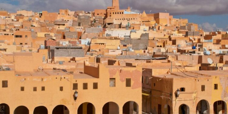 توافد أفواج من السياح الوطنيين والأجانب إلى غرداية