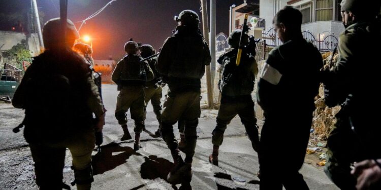 الاحتلال الصهيوني يعتقل 10 فلسطينيين بالضفة الغربية المحتلة