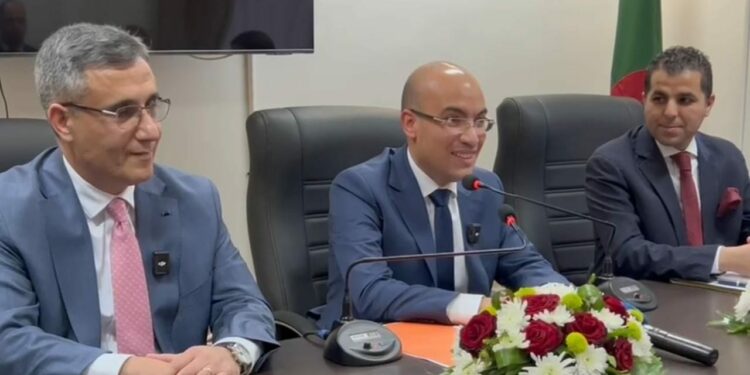 شايب يجري لقاء مع أعضاء الجالية الجزائرية بمصر