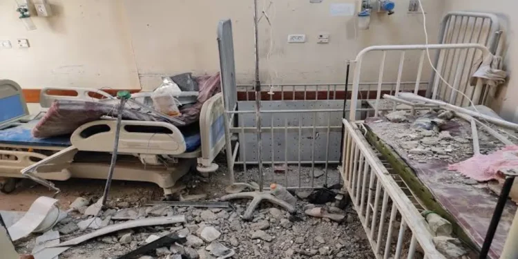 طواقم طبية تحت القصف بمستشفى كمال عدوان