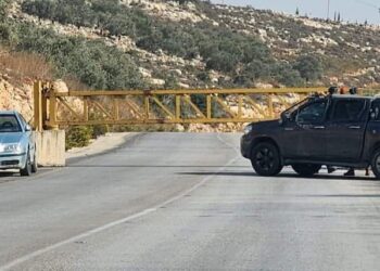الاحتلال الصهيوني ينصُب بوابات حديدية على مداخل مدن الضفة الغربية           