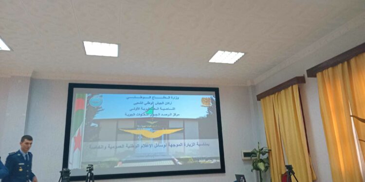 وفد إعلامي يزور مركز الرصد الجوي للقوات الجوية