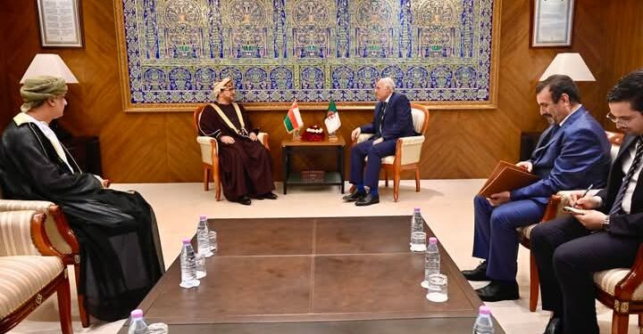 عطاف يستقبل سفير سلطنة عمان لدى الجزائر