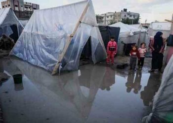 1500 خيمة تؤوي نازحين غمرتها مياه الأمطار بغزة