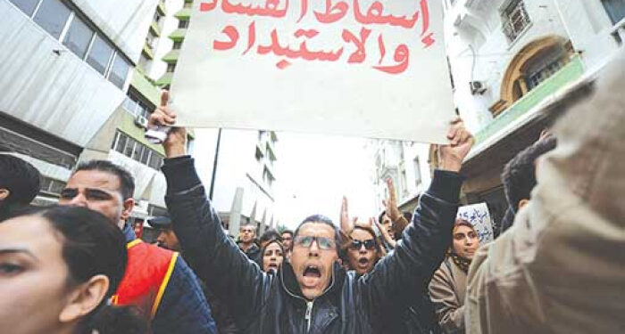 هاجس “انتفاضة 20 فبراير” يزعزع أركان المخزن