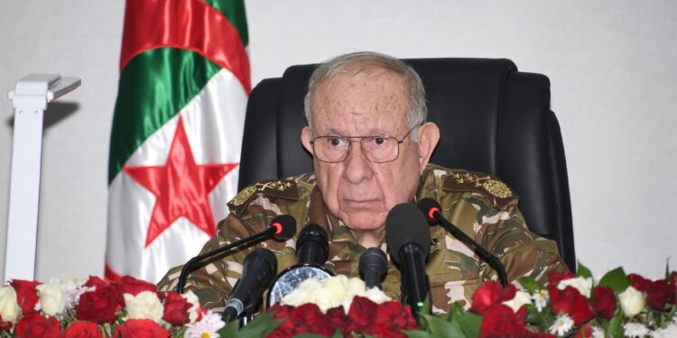 الفريق أول شنقريحة يشيد بالحركية النشطة للدبلوماسية الجزائرية