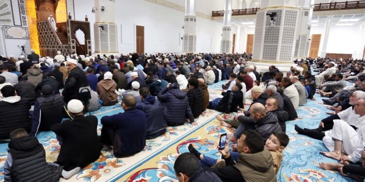 خطباء الجمعة يستذكرون جريمة التفجيرات النووية الفرنسية في الصحراء