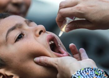 تطعيم 600 ألف طفل ضد الشلل بغزة