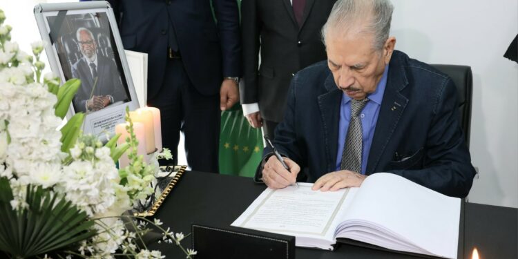 قوجيل يوقع على سجل التعازي إثر وفاة الرئيس الأسبق لناميبيا