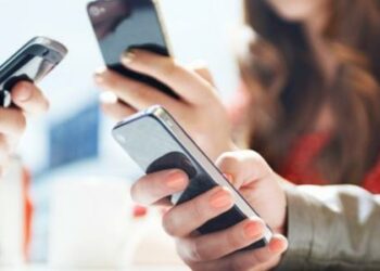 دراسة أسترالية تحقق في علاقة الهواتف المحمولة بالسرطانات المتنوعة