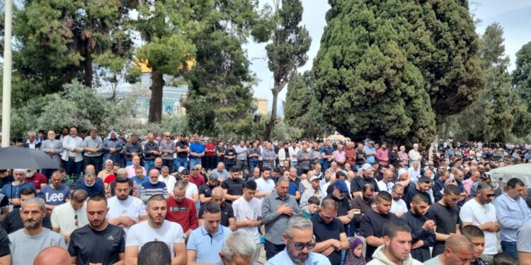 75 الفا يؤدون الجمعة الأخيرة من رمضان في الأقصى المبارك