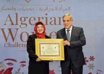 الوزير الأول يكرم عددا من النساء الجزائريات المبدعات