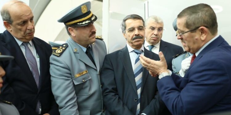 وزير المالية يعاين مكاتب صرف منحة السفر بوهران