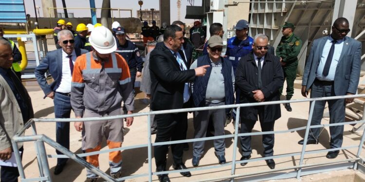 وزير الصناعة يقف على أشغال إعادة بعث مصنع الاسمنت بأدرار