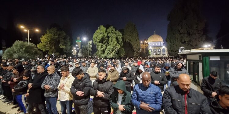 60 ألف فلسطيني يؤدون صلاتي العشاء والتراويح في المسجد الأقصى