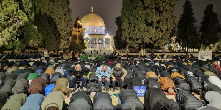 عشرات الآلاف من الفلسطينيين يصلون التراويح في المسجد الاقصى