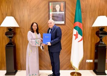عطاف يتسلم نسخا من أوراق اعتماد سفراء جدد بالجزائر