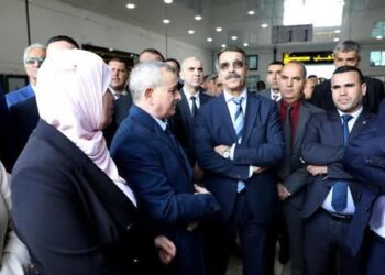 وزير المالية يعاين هياكل خدماتية بميناء مستغانم