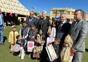 مولوجي تشارك الأطفال والمسنين فرحة العيد