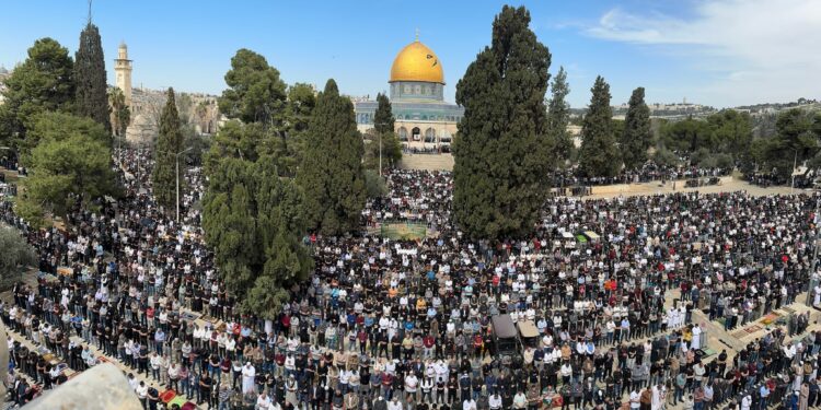 80 ألف مصل يؤدون صلاة الجمعة في الأقصى المبارك