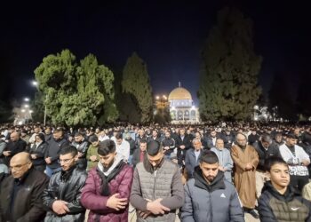 70 ألف فلسطيني يصلون العشاء والتراويح في المسجد الأقصى