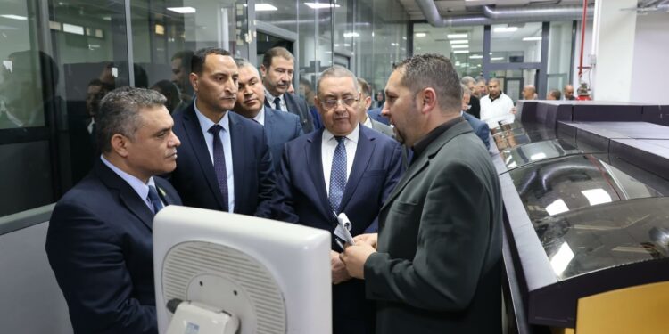 وزير الداخلية التونسي يزور مديرية إنتاج السندات والوثائق المؤمنة بالحميز