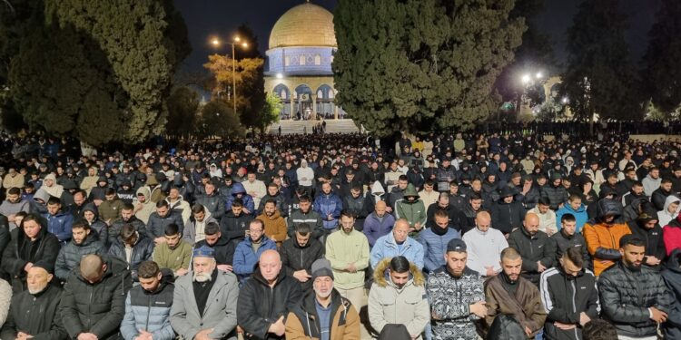 85 ألف فلسطيني يصلون العشاء والتراويح في المسجد الأقصى