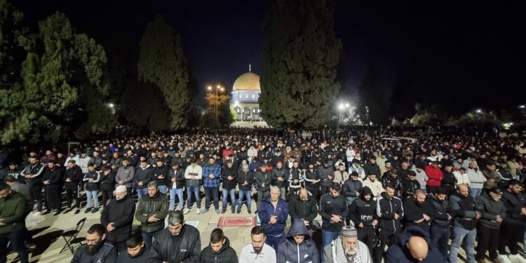 75 ألف فلسطيني يصلون العشاء والتراويح في المسجد الأقصى