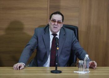 مزيان يسلم بطاقات تجديد اعتماد المراسلين الدائمين لوسائل إعلام أجنبية
