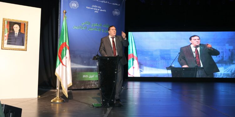 مزيان يبرز أهمية التكوين في دعم المنظومة الإعلامية في الجزائر