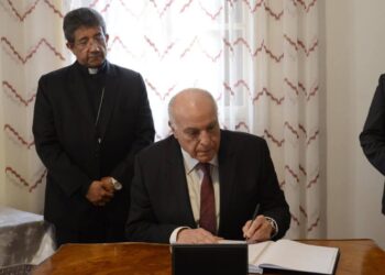 عطاف يوقع على سجل التعازي إثر وفاة البابا فرنسيس