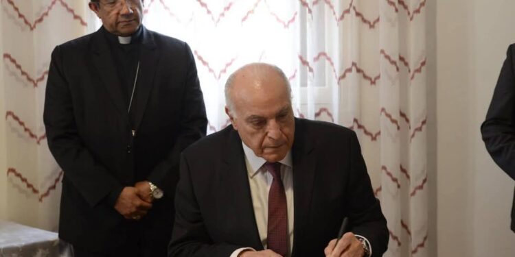 عطاف يوقع على سجل التعازي إثر وفاة البابا فرنسيس