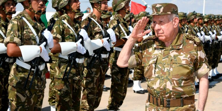 الفريق أول شنقريحة في زيارة عمل إلى الناحية العسكرية الرابعة