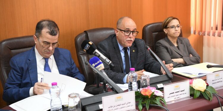 بن طالب يستعرض تدابير تمديد فترة الأمومة
