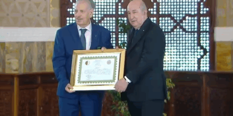 رئيس الجمهورية يسدي وساما برتبة أثير من مصف الاستحقاق الوطني للمجاهد صالح قوجيل
