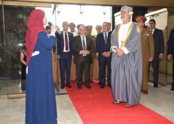 سلطان عمان يزور متحف المجاهد