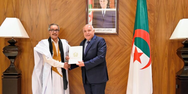 وزير الخارجية يتسلم نسخا من أوراق اعتماد سفراء جدد بالجزائر