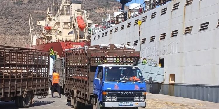 وصول باخرة محملة بالأغنام لميناء وهران