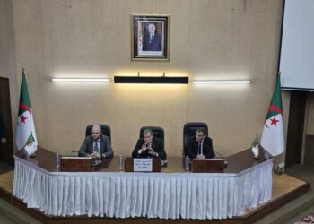 استيراد.. تسليم وثائق التوطين البنكي لمتعاملين اقتصاديين