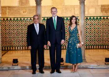 ملك إسبانيا يحيي رئيس الجمهورية